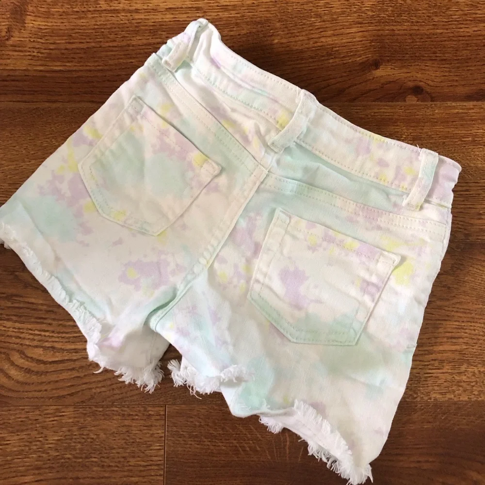 Cat & Jack pastel tie dye super stretch cut off jean shorts in size S (6/6x)